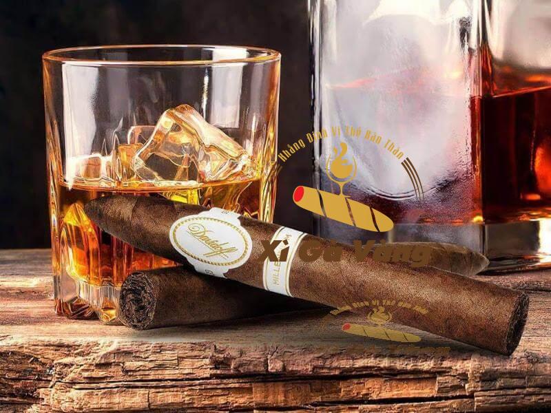 Tận hưởng hương vị của xì gà Davidoff Millennium Piramides